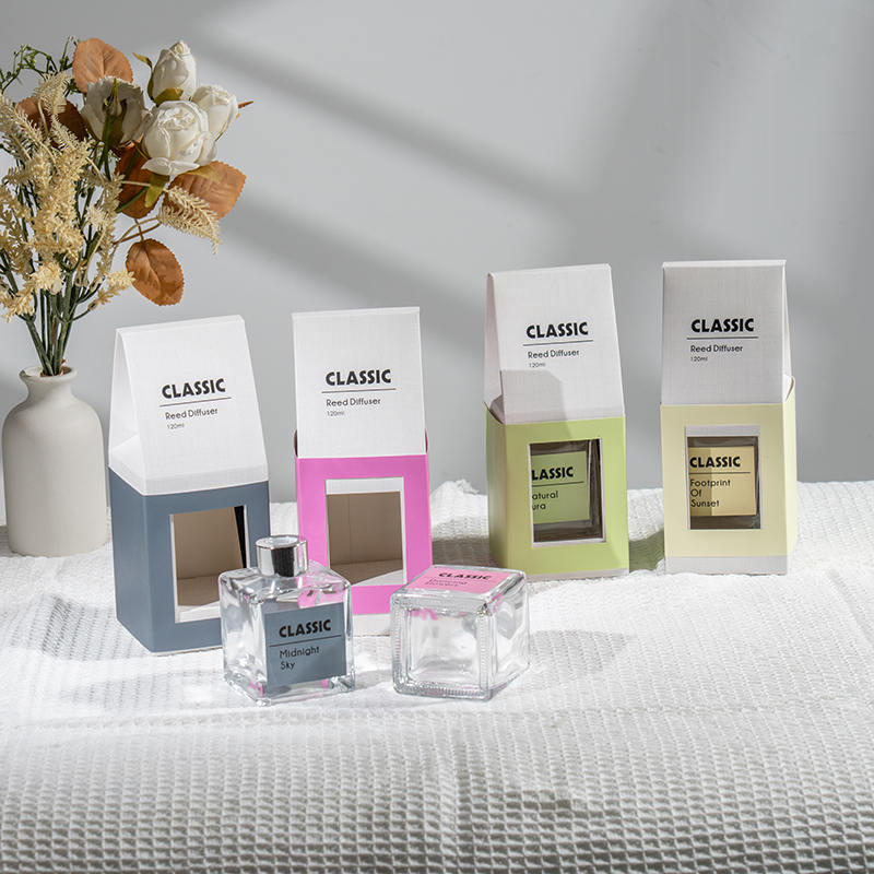 Классический квадратный диффузор из стеклянной бутылки.