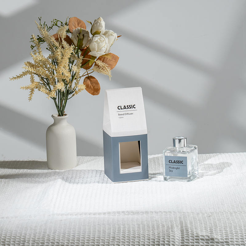 Классический квадратный диффузор из стеклянной бутылки.