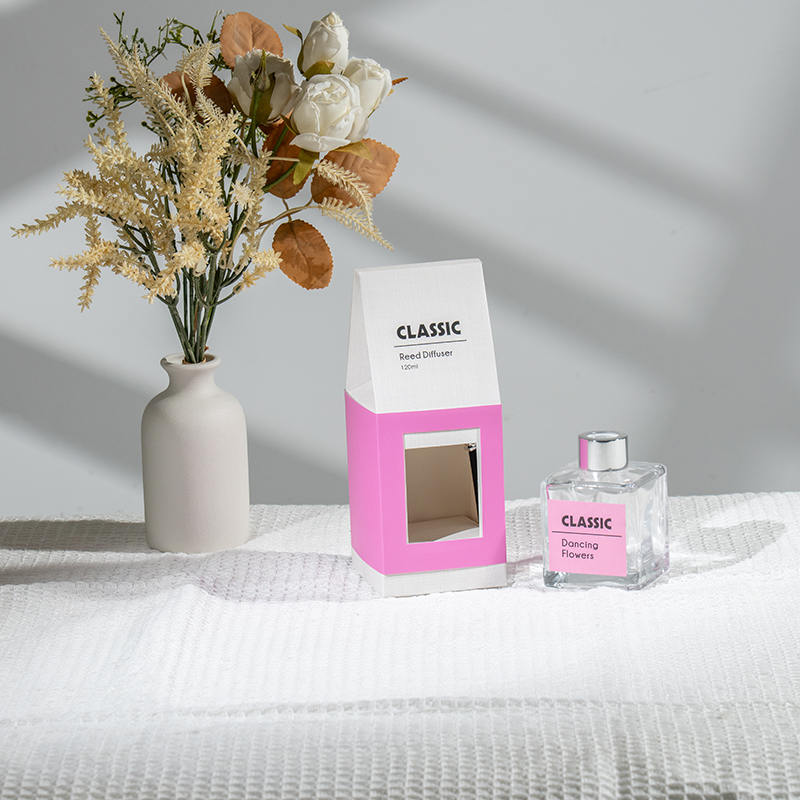 Классический квадратный диффузор из стеклянной бутылки.