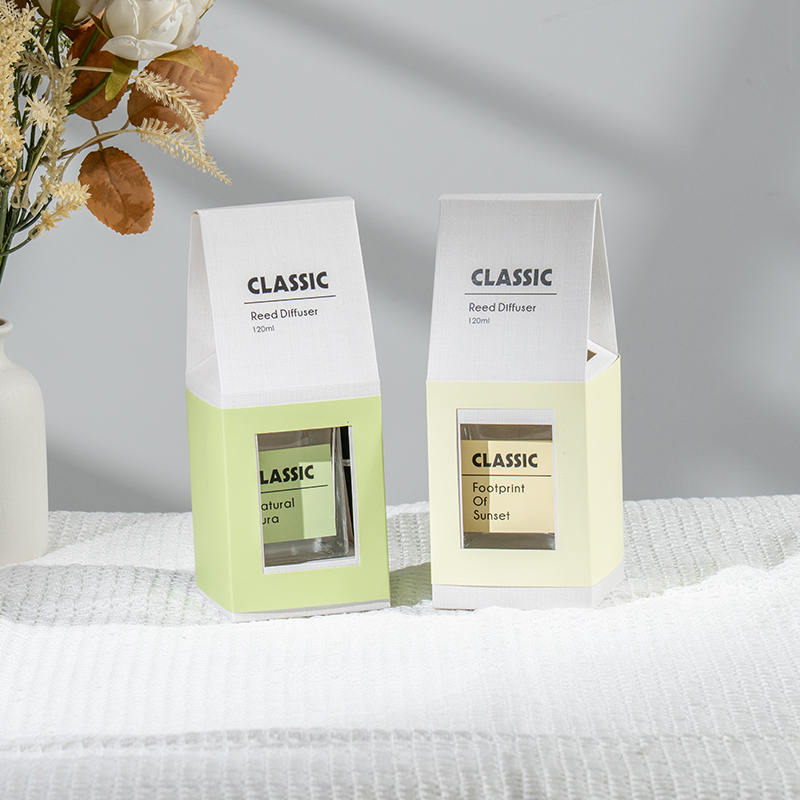 Классический квадратный диффузор из стеклянной бутылки.