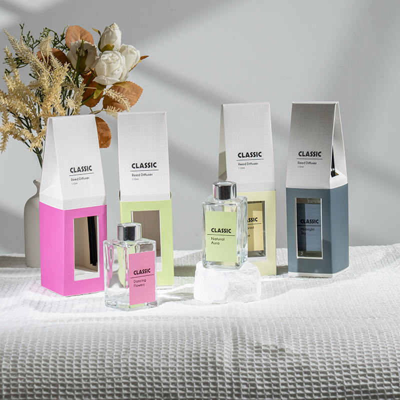 Классический диффузор из стеклянной бутылки высокой квадратной формы.