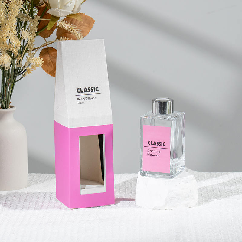 Классический диффузор из стеклянной бутылки высокой квадратной формы.