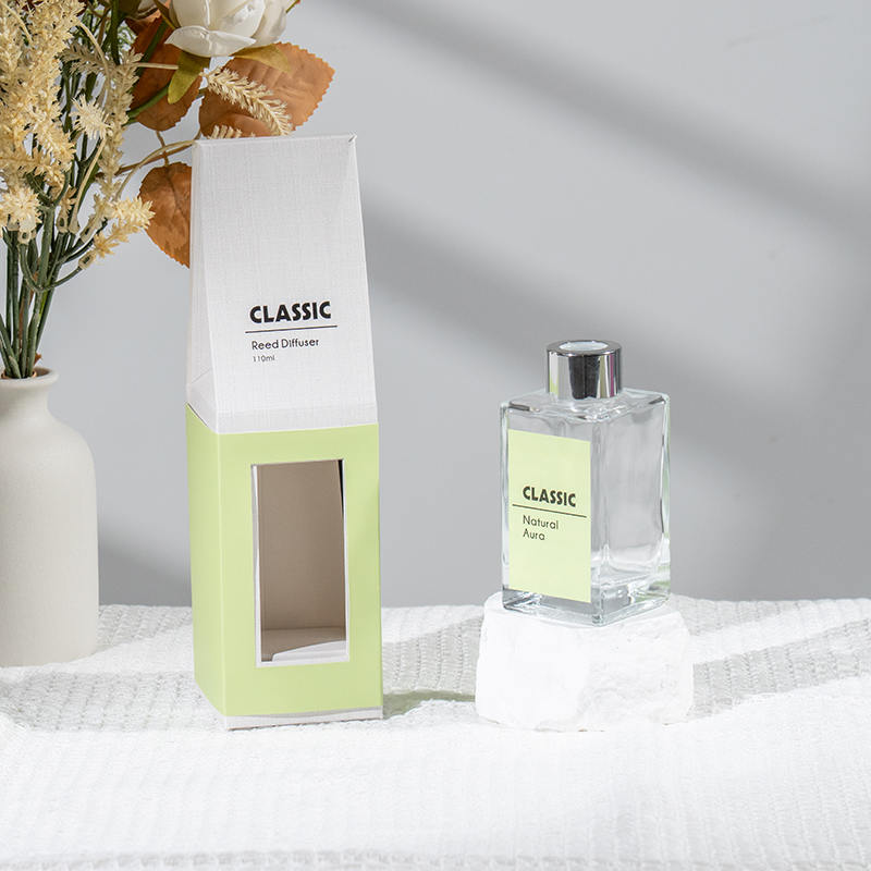 Классический диффузор из стеклянной бутылки высокой квадратной формы.