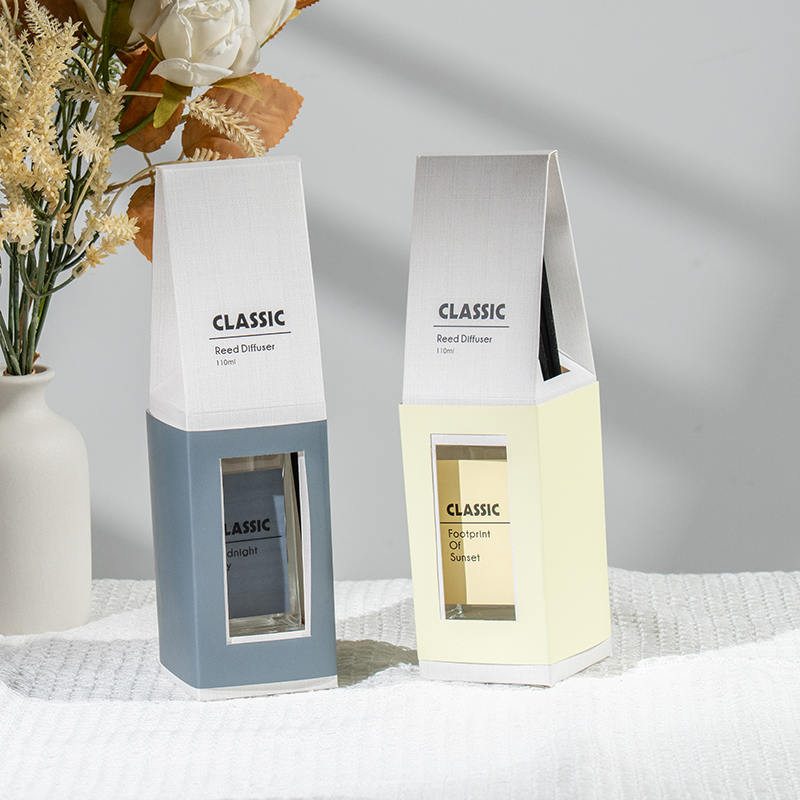 Классический диффузор из стеклянной бутылки высокой квадратной формы.