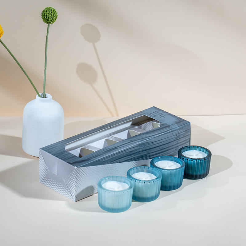 Набор из 4 небольших стеклянных подсвечников в вертикальную полоску.