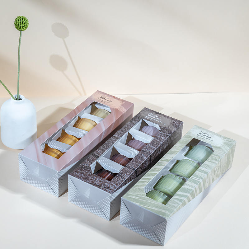 Набор из 4 небольших стеклянных подсвечников в вертикальную полоску.