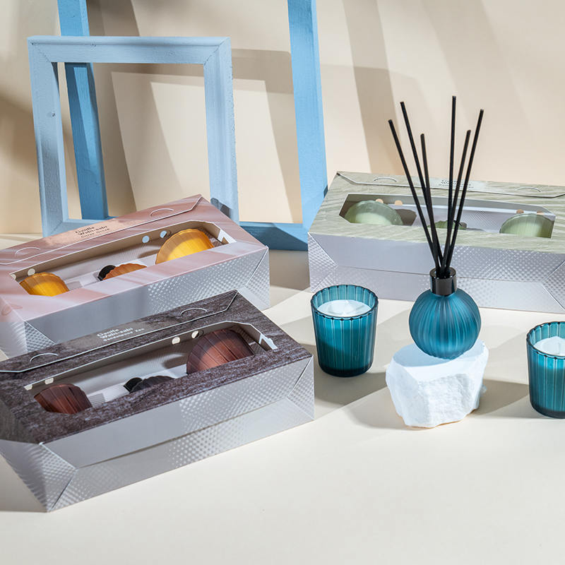 Маленькие стаканчики в вертикальную полоску, ароматические свечи X2, маленькая лампочка в вертикальную полоску, флакон с летучим тростниковым диффузором