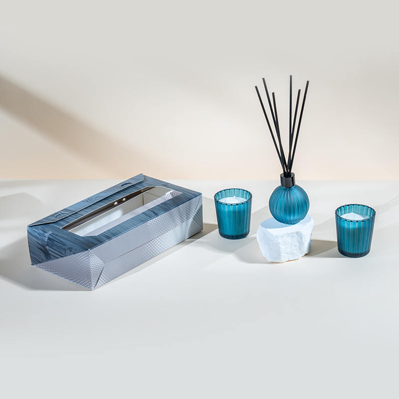 Маленькие стаканчики в вертикальную полоску, ароматические свечи X2, маленькая лампочка в вертикальную полоску, флакон с летучим тростниковым диффузором