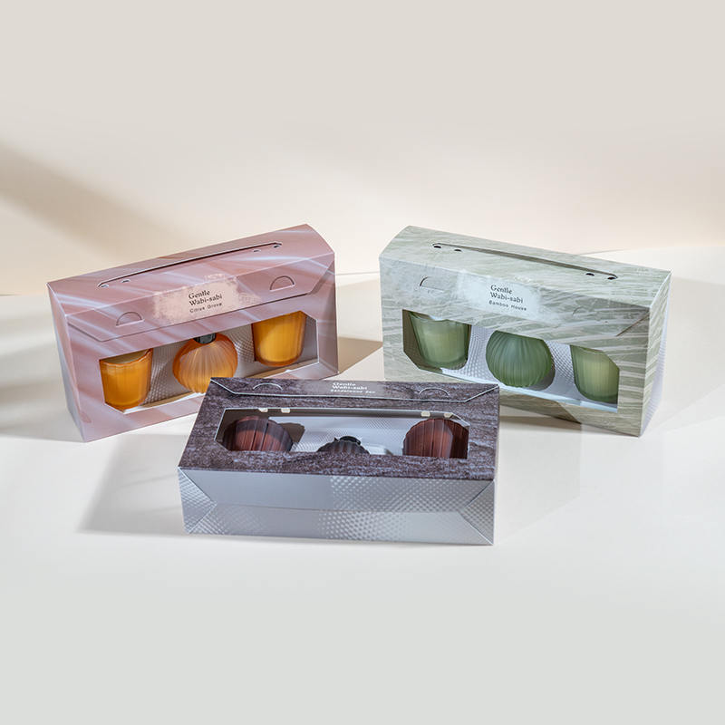 Маленькие стаканчики в вертикальную полоску, ароматические свечи X2, маленькая лампочка в вертикальную полоску, флакон с летучим тростниковым диффузором