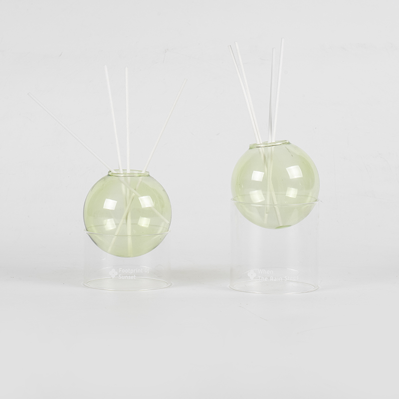 Основание из прозрачного стекла, язычковый диффузор в форме стеклянного шарика для ароматерапии.