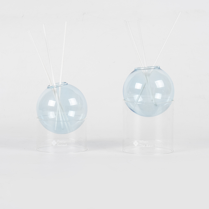 Основание из прозрачного стекла, язычковый диффузор в форме стеклянного шарика для ароматерапии.
