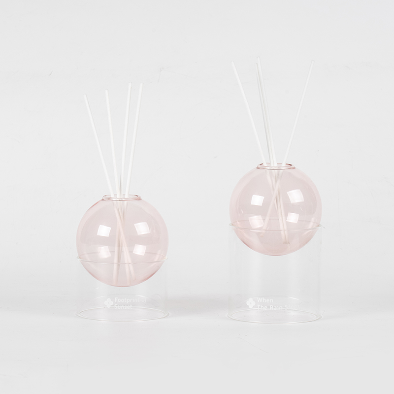 Основание из прозрачного стекла, язычковый диффузор в форме стеклянного шарика для ароматерапии.