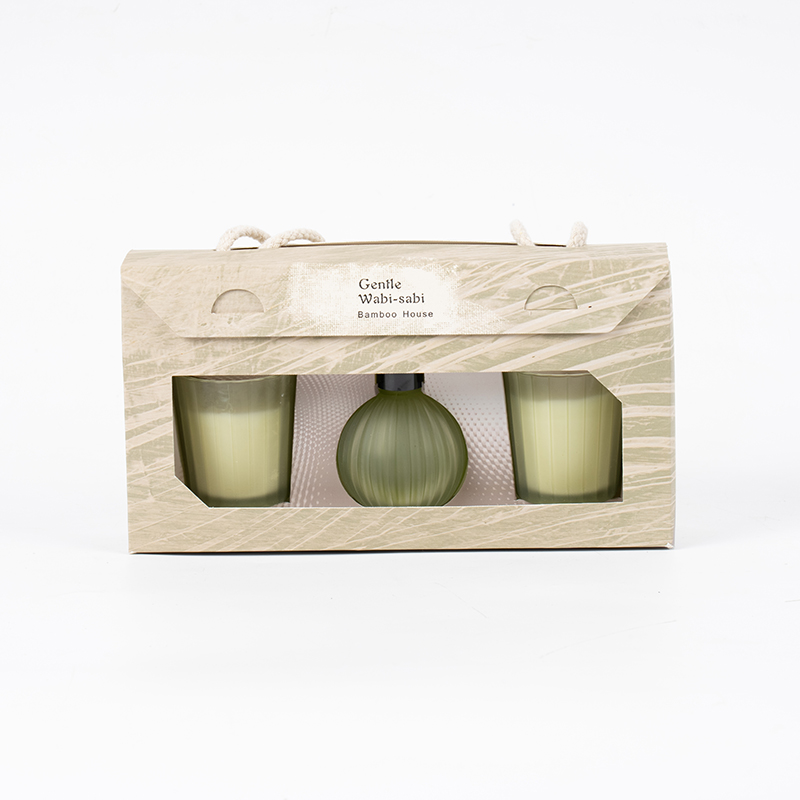 Маленькие стаканчики в вертикальную полоску, ароматические свечи X2, маленькая лампочка в вертикальную полоску, флакон с летучим тростниковым диффузором