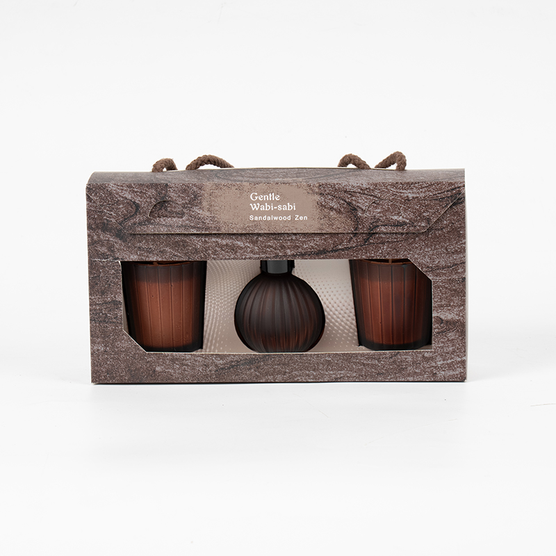 Маленькие стаканчики в вертикальную полоску, ароматические свечи X2, маленькая лампочка в вертикальную полоску, флакон с летучим тростниковым диффузором