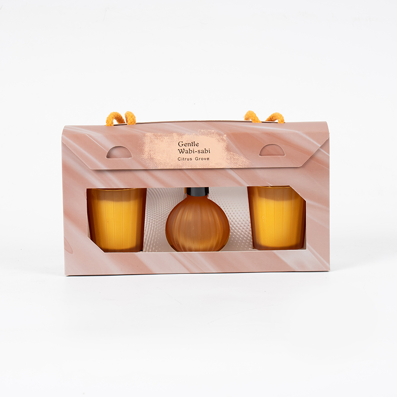 Маленькие стаканчики в вертикальную полоску, ароматические свечи X2, маленькая лампочка в вертикальную полоску, флакон с летучим тростниковым диффузором