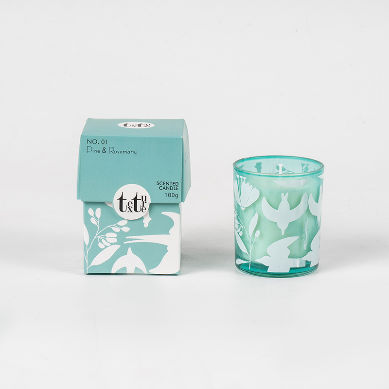 Классическая ароматическая свеча в круглой чашке с печатью бумажных фигурок.