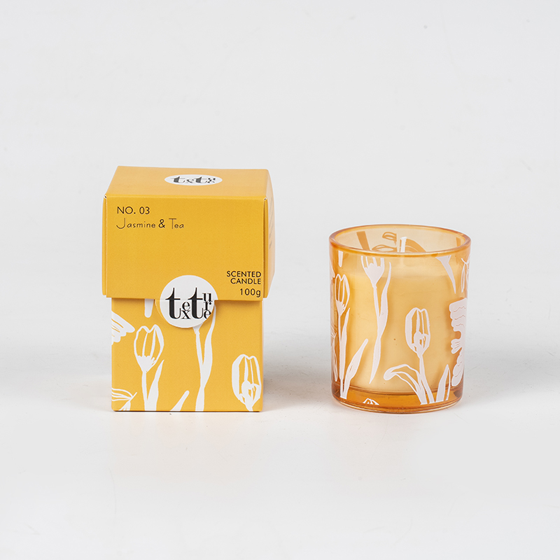 Классическая ароматическая свеча в круглой чашке с печатью бумажных фигурок.