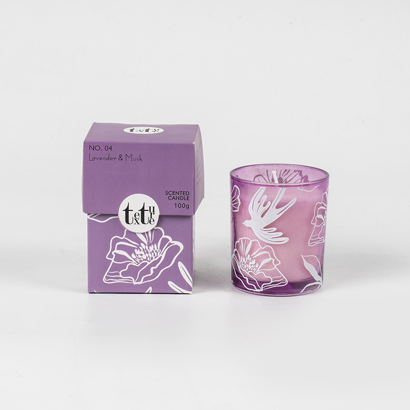 Классическая ароматическая свеча в круглой чашке с печатью бумажных фигурок.