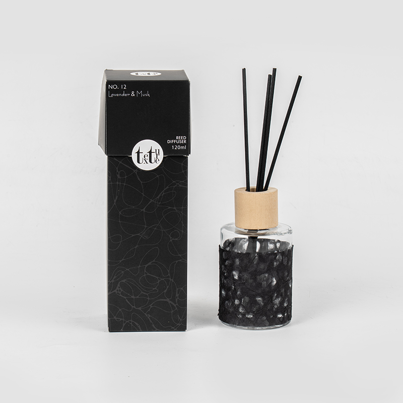 Классический круглый стеклянный флакон с деревянной крышкой в ​​красивом бумажном декоре. Диффузор-продавец домашних ароматов.