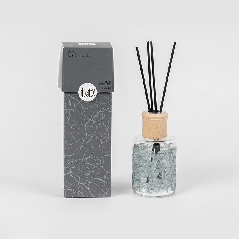 Классический круглый стеклянный флакон с деревянной крышкой в ​​красивом бумажном декоре. Диффузор-продавец домашних ароматов.