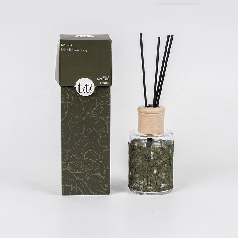 Классический круглый стеклянный флакон с деревянной крышкой в ​​красивом бумажном декоре. Диффузор-продавец домашних ароматов.