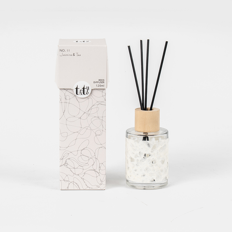 Классический круглый стеклянный флакон с деревянной крышкой в ​​красивом бумажном декоре. Диффузор-продавец домашних ароматов.