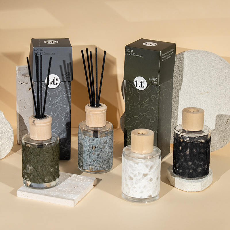 Классический круглый стеклянный флакон с деревянной крышкой в ​​красивом бумажном декоре. Диффузор-продавец домашних ароматов.