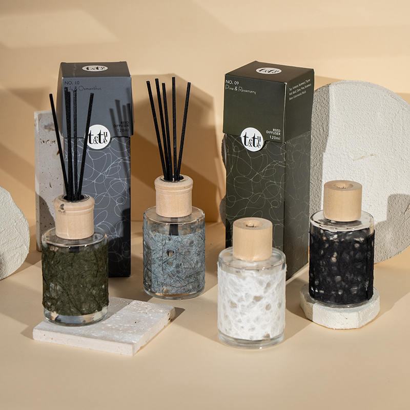 Классический круглый стеклянный флакон с деревянной крышкой в ​​красивом бумажном декоре. Диффузор-продавец домашних ароматов.