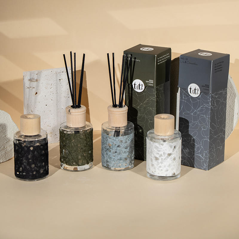 Классический круглый стеклянный флакон с деревянной крышкой в ​​красивом бумажном декоре. Диффузор-продавец домашних ароматов.