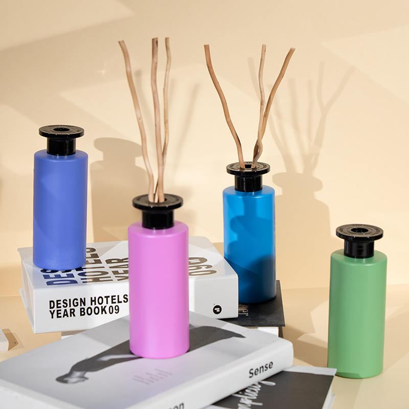 Круглая прозрачная стеклянная бутылка с высокой летучестью и деревянным диффузором-флакон для ароматерапии премиум-класса.