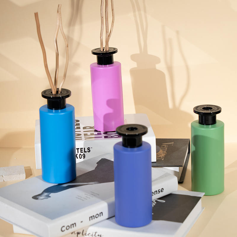 Круглая прозрачная стеклянная бутылка с высокой летучестью и деревянным диффузором-флакон для ароматерапии премиум-класса.