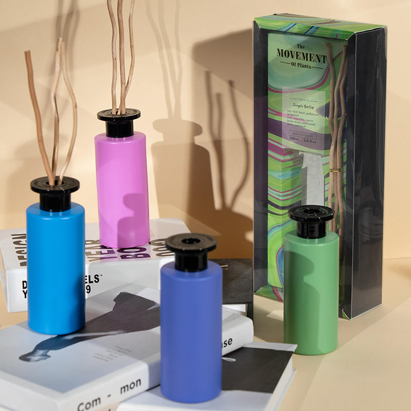 Круглая прозрачная стеклянная бутылка с высокой летучестью и деревянным диффузором-флакон для ароматерапии премиум-класса.