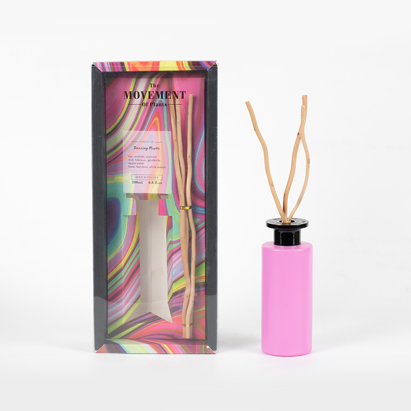 Круглая прозрачная стеклянная бутылка с высокой летучестью и деревянным диффузором-флакон для ароматерапии премиум-класса.