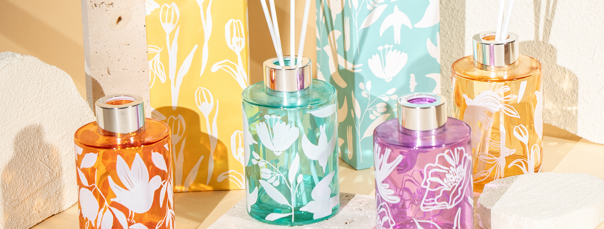 Классическая ароматическая свеча в круглой чашке с печатью бумажных фигурок.